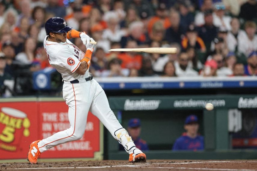 Jeremy Peña, campocorto de los Astros, rompe el bate tras una conexión fallida