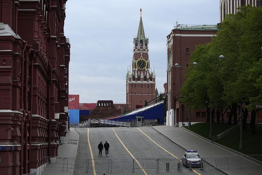 Vista de la Plaza Roja cerrada en preparación para el Desfile de la Victoria, en Moscú, Rusia, el miércoles 3 de mayo de 2023. Al fondo, la Torre Spasskaya.&nbsp; &nbsp;