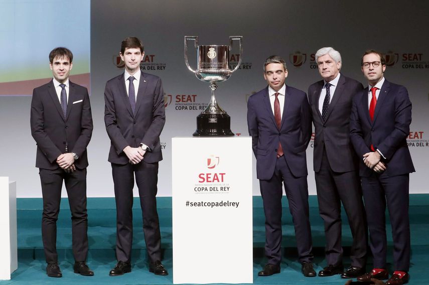 Directivos del Celta de Vigo, Alavés, Barcelona y Atlético de Madrid posan junto al trofeo de la Copa del Rey durante la celebración del sorteo de las semifinales del torneo