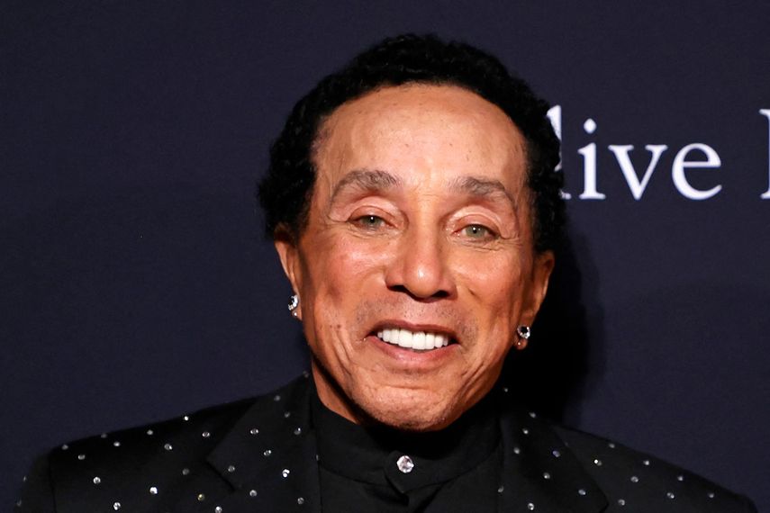 El cantautor estadounidense Smokey Robinson llega a la gala previa a los Grammy de la Academia de la Grabación y Clive Davis en el hotel Beverly Hilton de Beverly Hills, California, el 4 de febrero de 2023.