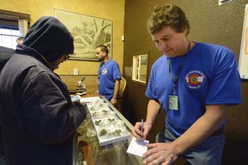 Desde que las tiendas de marihuana legal abrieron en Washington a mediados del año pasado, el estado ha recaudado 20 millones de dólares en impuestos relacionados con la marihuana.En Colorado, las ventas y los impuestos por el consumo alcanzaron los 50