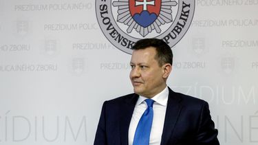 El fiscal Daniel Lipsic habla con la prensa en Bratislava, Eslovaquia, martes 15 de marzo de 2022. Las autoridades eslovacas dicen que posiblemente han desbaratado una red de espionaje ruso en su territorio.&nbsp;