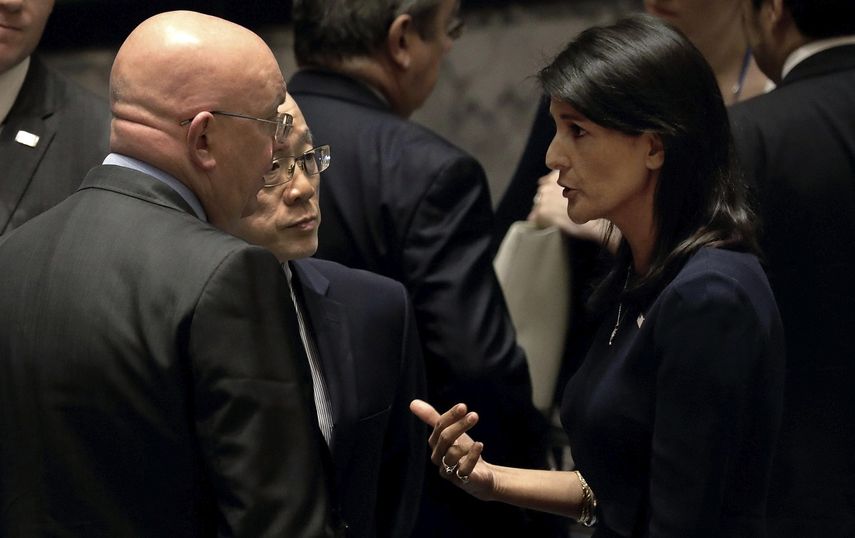 La embajadora de EEUU, Nikki Haley (d), habla con el embajador ruso ante las Naciones Unidas, Vasily Nebenzya (i) y su homólogo chino, Liu Jieyi, tras la sesión con el Consejo de Seguridad sobre la situación en Corea del Norte.