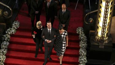 En primera fila, la ex esposa del fallecido cantante Jos&eacute; Jos&eacute; Ana Elena Nore&ntilde;a &ldquo;Anel&rdquo;, de izquierda a derecha, su hijo Jos&eacute; Joel y su hija Marysol Sosa llegan al Palacio de Bellas Artes de la Ciudad de M&eacute;xico para el homenaje p&oacute;stumo para el astro en la Ciudad de M&eacute;xico el mi&eacute;rcoles 9 de octubre de 2019. Jos&eacute; Jos&eacute; muri&oacute; el 28 de septiembre en el sur de Florida.&nbsp;
