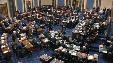 Imagen tomada de un video de senadores votando la moci&oacute;n de permitir nuevos testigos y evidencia en el juicio pol&iacute;tico contra el presidente Donald Trump en el Capitolio de Estados Unidos en Washington, el viernes 31 de enero de 2020.&nbsp;