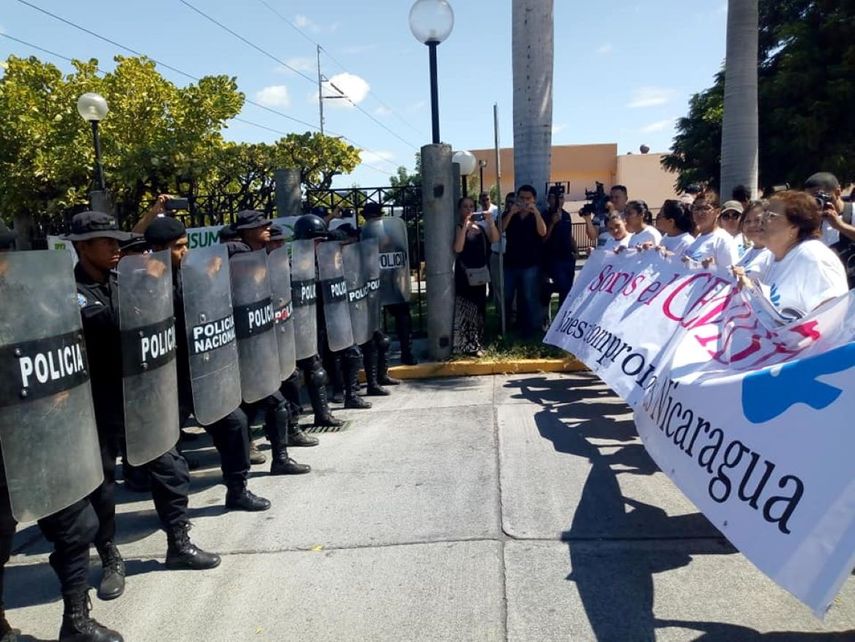 Miembros del Centro Nicarag&uuml;ense de Derechos Humanos confronta a fuerzas represivas en Managua.