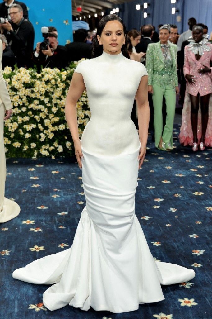 Rosalía asiste a la Gala del Met 2025, Superfine: Tailoring Black Style, en el Museo Metropolitano de Arte el 5 de mayo de 2025 en la ciudad de Nueva York.