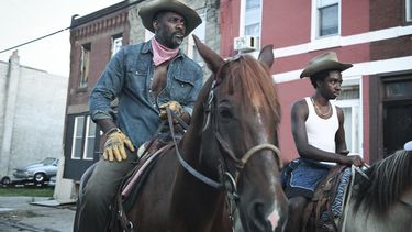 Esta imagen proporcionada por Netflix Idris Elba, izquierda, y Caleb McLaughlin en una escena de la película Concrete Cowboy que se estrena el 2 de abril en Netflix.&nbsp;