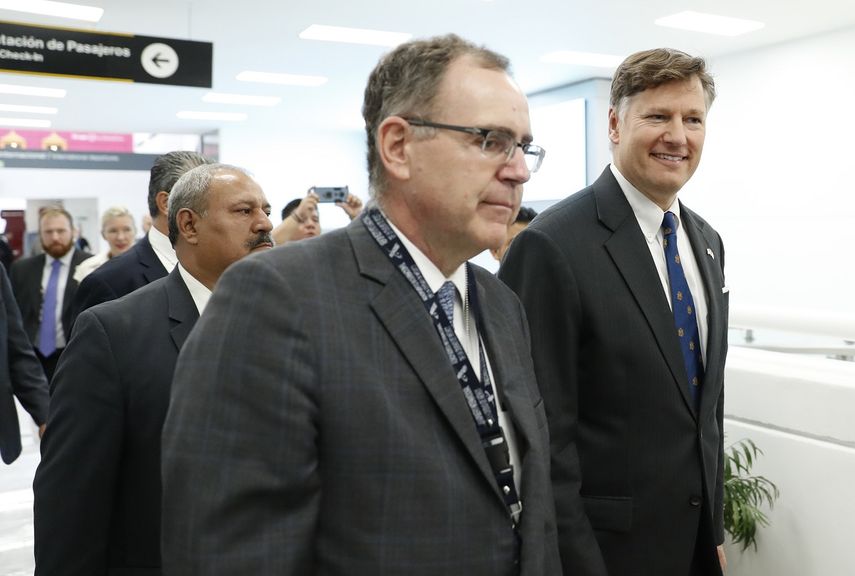 El embajador de Estados Unidos en M&eacute;xico Christopher Landau, a su arribo al Aeropuerto Internacional Benito Ju&aacute;rez.
