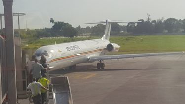 Una aeronave de la estatal venezolana Aeropostal es vista en el aeropuerto de La Habana, Cuba.