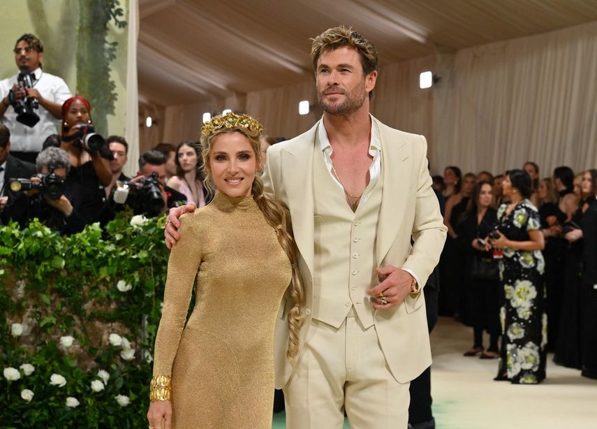 El actor australiano Chris Hemsworth y su esposa, la modelo y actriz española Elsa Pataky, llegan a la Met Gala 2024 en el Museo Metropolitano de Arte el 6 de mayo de 2024 en Nueva York.&nbsp; &nbsp;