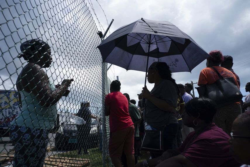 La gente se re&uacute;ne en el puerto para recibir ayuda enviada por familiares y amigos despu&eacute;s del hurac&aacute;n Dorian en Freeport, Bahamas, el martes 10 de septiembre de 2019. Miles de sobrevivientes de huracanes enfrentan la posibilidad de comenzar de nuevo pero con poca idea de c&oacute;mo o d&oacute;nde comenzar&nbsp;