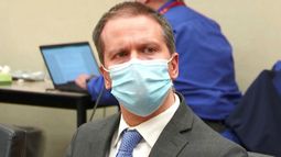 El expolicía Derek Chauvin escucha los veredictos en su juicio por la muerte de George Floyd en el juzgado del condado Hennepin, en Minneapolis, el 20 de abril de 2021.