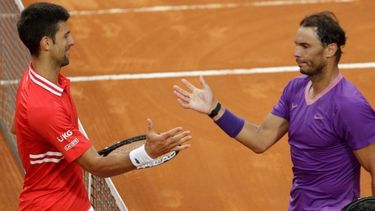 Rafael Nadal (derecha) saluda a Novak Djokovic tras vencerle en la final del Abierto de Italia, el domingo 16 de mayo de 2021. &nbsp;