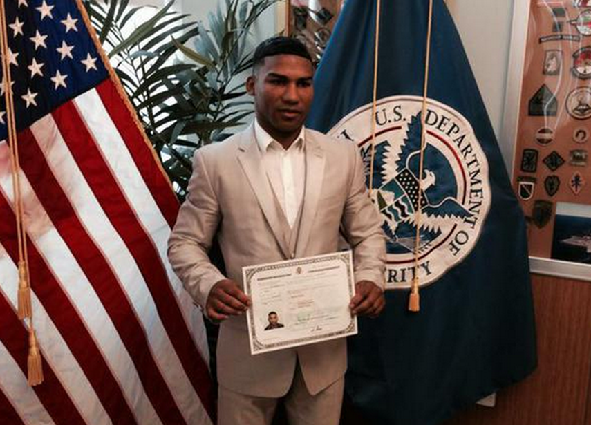 Gamboa dijo que era un honor convertirse en ciudadano de este país. (Twitter)
