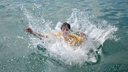 Hay que tener mucho cuidado con menores cerca del agua. Hay que tener mucho cuidado con menores cerca del agua.