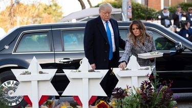 El presidente Trump y la primera dama, Melania, rinden homenaje a las víctimas de la sinagoga de Pitsburgh.