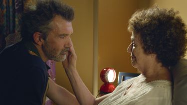 En esta imagen difundida por Sony Pictures Classics, Antonio Banderas y Julieta Serrano en una escena de Dolor y gloria de Pedro Almod&oacute;var. El 16 de diciembre de 2019 Dolor y gloria fue anunciada como una de las pel&iacute;culas en la lista de posibles nominadas al Oscar a mejor largometraje internacional.&nbsp;
