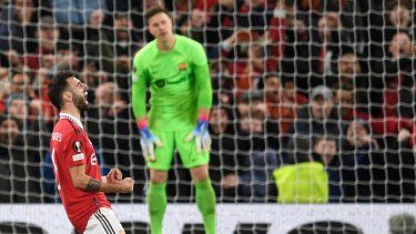 Bruno Fernandes celebra el gol anotado por el Manchester United que elimina al FC Barcelona de la Europa League