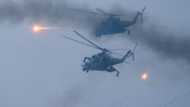 Helicópteros sobrevuelan el campo de entrenamiento Osipovichi durante ejercicios militares conjuntos de Rusia y Bielorrusia, el jueves 17 de febrero de 2022, cerca de Osipovichi, Bielorrusia.&nbsp;