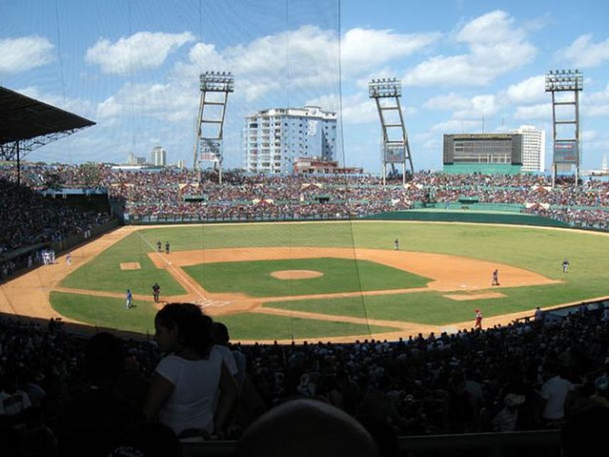 El estadio Latinoamericano de La Habana fue el escenario para el juego de los Rays de Tampa Bay contra Cuba. (ARCHIVO)