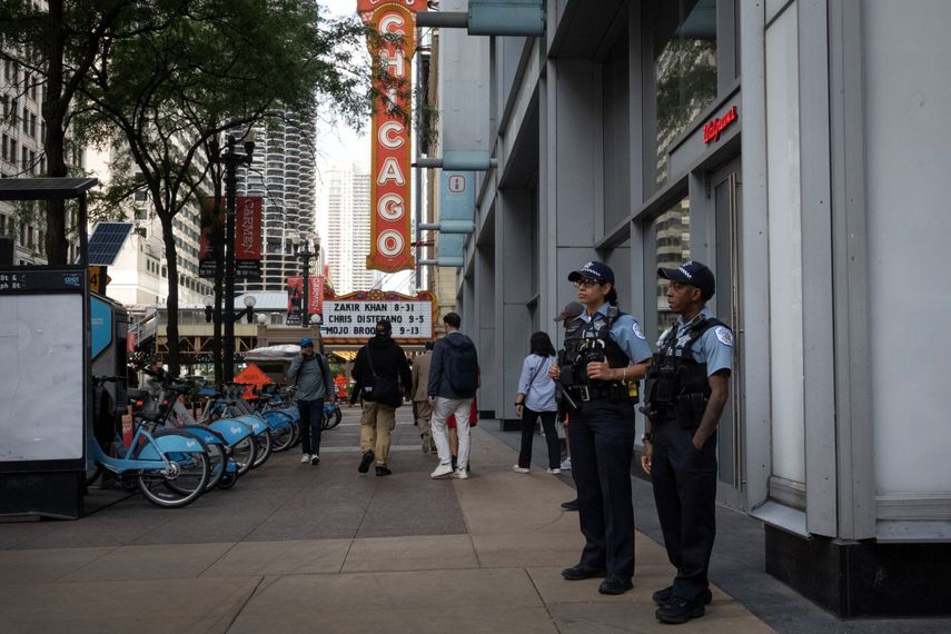 Agentes policiales custodian una de las calles en la ciudad de Chicago.