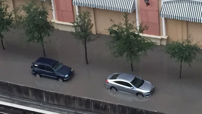Una imagen de las inundaciones de ayer en Brickell Avenue, Miami.