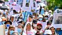 Personas exigen la liberación de familiares que aseguran son inocentes, quienes fueron detenidos durante el estado de emergencia decretado. El Salvador ha arrestado a unos 46.000 presuntos pandilleros desde que el presidente Nayib Bukele lanzó una guerra en marzo.
