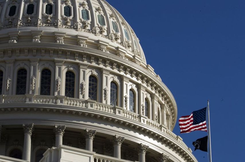 La bandera de Estados Unidos ondea en el Capitolio, en Washington.