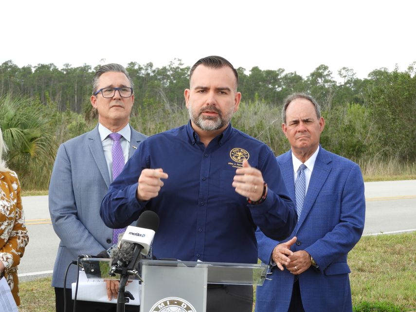 Comisionado de Miami Beach Alex Fernandez toma la palabra en un evento.&nbsp;