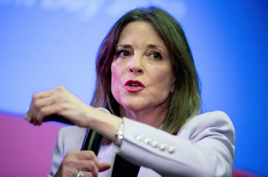 Marianne Williamson, autora de exitosos libros sobre espiritualidad y bienestar, anuncia que se postula para las primarias del Partido Demócrata por la Casa Blanca.