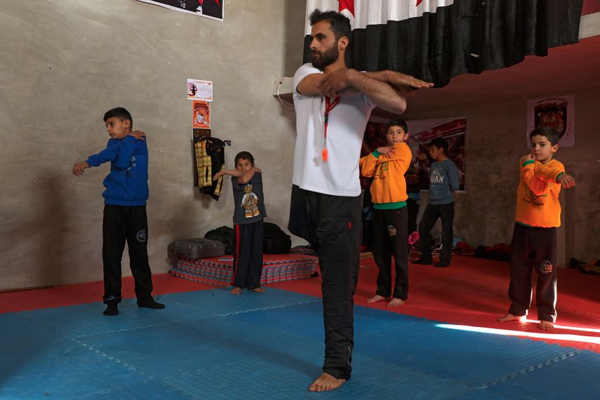 Maestro amputado enseña kung-fu con una sola pierna