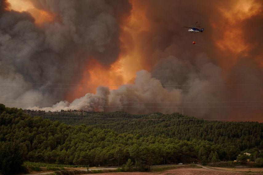 Un incendio forestal en Santa Coloma de Queralt, cerca de Tarragona, España.