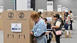 Ciudadanos emiten su voto en un centro electoral durante las elecciones presidenciales en Bogotá el 31 de mayo de 2026. Ciudadanos emiten su voto en un centro electoral durante las elecciones presidenciales en Bogotá el 31 de mayo de 2026.