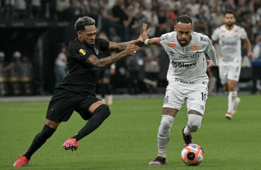 El venezolano José Brujo Martínez (izquierda), del Corinthians, y el brasileño Neymar, del Santos, pelean por el balón en un partido, el 12 de febrero de 2025.