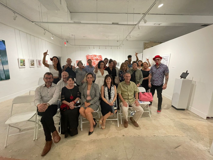 Asistentes a la inauguración de la muestra La mano esclava, en Miami.&nbsp;