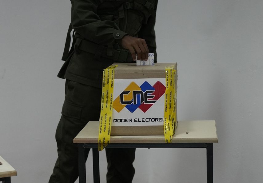 Venezolanos ejercen su derecho al voto.  Venezolanos ejercen su derecho al voto.