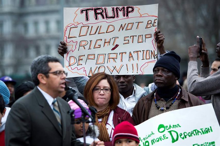 Miembros de organizaciones de activistas protestan frente a la Casa Blanca, en Washington, el 30 de diciembre del 2015, para rechazar el supuesto plan de la Oficina de Inmigración y Control de Aduanas (ICE) de realizar redadas masivas de familias centr