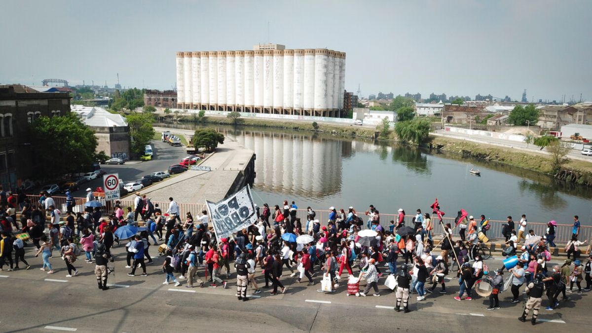 Manifestantes marchan sobre el Puente Pueyrredón para exigir más empleos y asistencia social, en Buenos Aires, Argentina, el jueves 14 de octubre de 2021. Manifestantes marchan sobre el Puente Pueyrredón para exigir más empleos y asistencia social, en Buenos Aires, Argentina, el jueves 14 de octubre de 2021.