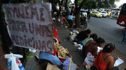 &nbsp;Venezolanos comen en las afueras de la terminal de transportes en Cali (Colombia).&nbsp;