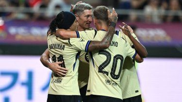 Jugadores del Barcelona celebran luego de un gol en un partido amistoso en Seúl, el 31 de julio de 2025.