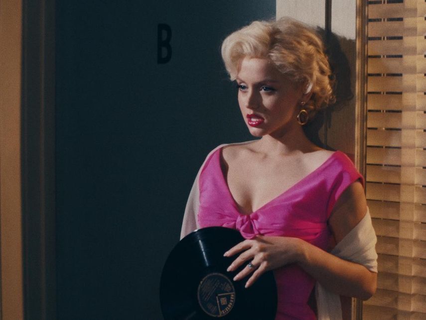 Ana de Armas como Marilyn Monroe en una escena de la película Blonde.