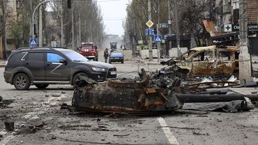 Parte de un tanque destruido en una zona controlada por fuerzas separatistas con apoyo ruso en Mariúpol, Ucrania, el sábado 23 de abril de 2022.&nbsp;