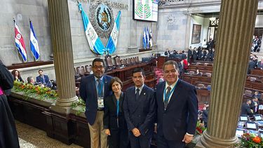 Los diputados venezolanos&nbsp; Luis Florido, Winston Flores y Jes&uacute;s Yanez, junto a la embajadora de Juan Guaid&oacute; ante el gobierno de Guatemala, Mar&iacute;a Teresa Romero desde el Congreso de Guatemala minutos antes de la investidura del presidente&nbsp;Alejandro Giammattei.&nbsp; &nbsp; &nbsp;