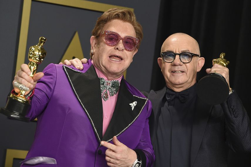 Elton John y Bernie Taupin, ganadores del premio a la mejor canción original por (Im Gonna) Love Me Again de Rocketman, posan en la sala de prensa en los Oscar el domingo 9 de febrero de 2020 en Los Ángeles.&nbsp;