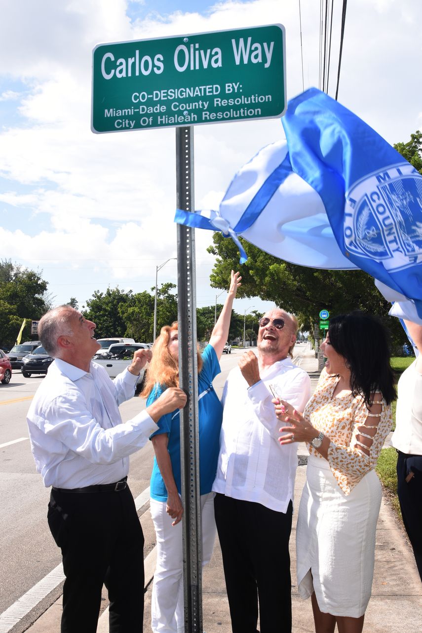 Con gran alegría y emoción, Carlos Oliva devela la placa de la calle que lleva su nombre en el sur de la Florida.