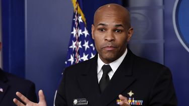 El director de salud p&uacute;blica de EEUU Jerome Adams en un evento en la Casa Blanca en Washington el 3 de abril del 2020.&nbsp;