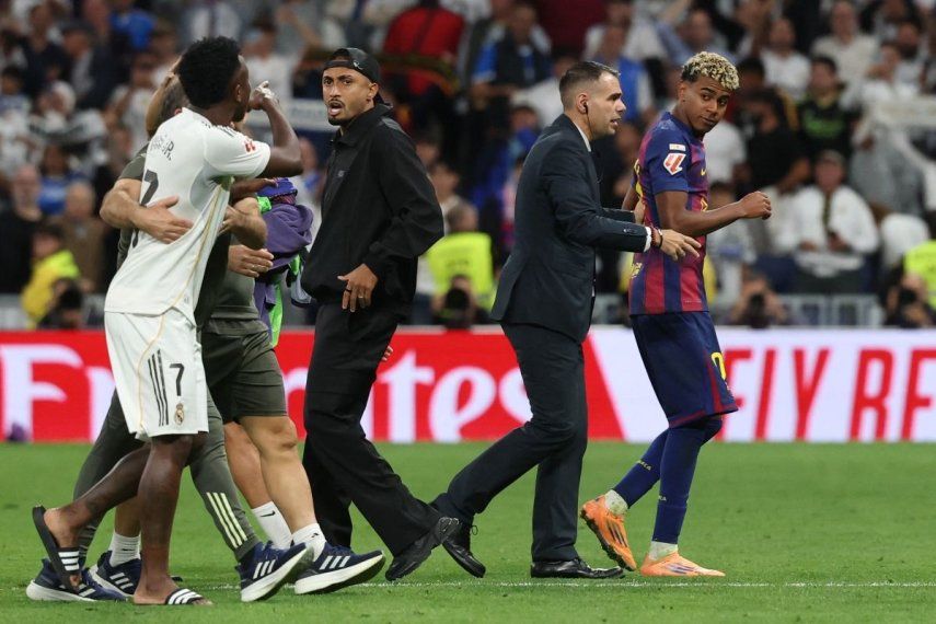 El atacante brasileño del Real Madrid, Vinicius, le grita al delantero español del Barcelona, Lamine Yamal, tras la conclusión de un partido entre ambos clubes, el 26 de octubre de 2025.