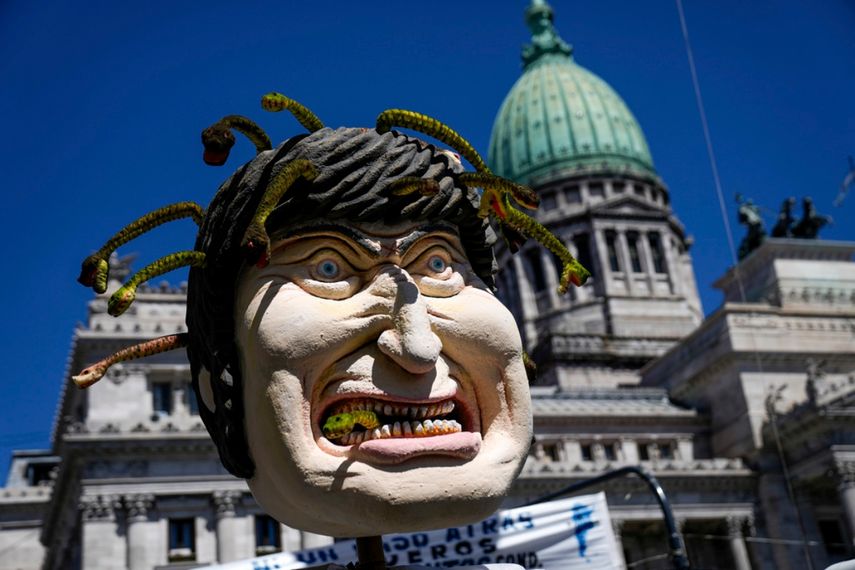 Una efigie del presidente argentino Javier Milei, cubierta de serpientes, es desplegada frente al Congreso durante la concentración realizada el día del paro nacional del movimiento sindical en contra de las reformas del gobierno de Javier Milei.  