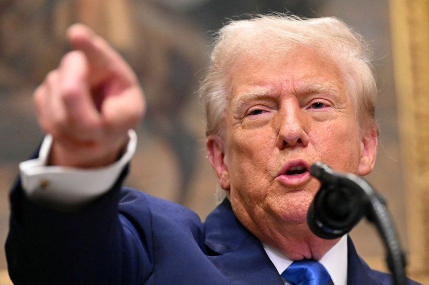 El presidente Donald Trump habla con periodistas en la Sala Roosevelt de la Casa Blanca en Washington, D.C., el 22 de septiembre de 2025.